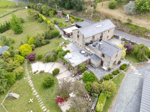 Monfero皮内罗乡村民宿的享有带庭院的房屋的空中景致