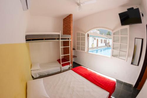 马利西亚斯Villa Salgada Maresias的客房设有两张双层床和电视。