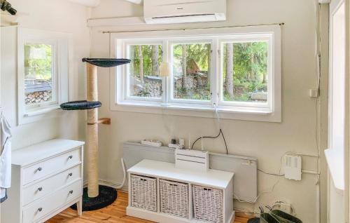厄勒布鲁Cozy Home In rebro With Wifi的一间设有白色梳妆台和窗户的客房