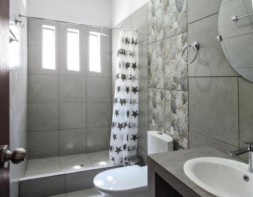 卢那欢纳Casa Hotel Mamaluna的浴室配有卫生间、盥洗盆和淋浴。