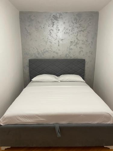 伊加洛Apartments City View的卧室内的一张床铺,配有白色床垫