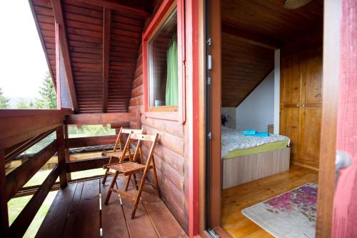 贝利什Cabana Transilvania的客房设有阳台、床和窗户。