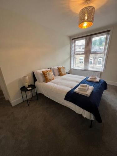 海伯敦桥Gorgeous home in Hebden Bridge的一间卧室设有一张大床和一个窗户。
