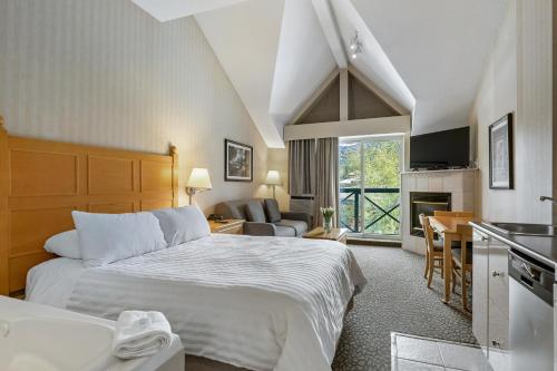 惠斯勒惠斯勒品尼高酒店的酒店客房设有一张大床和一个厨房。