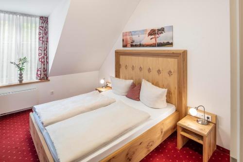 慕尼黑希尔朗格维尔德酒店的一间卧室配有一张大木床。