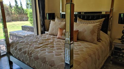 索维拉Villa Golf de Mogador - Piscine - Vue mer 180º的一间卧室设有一张大床和大窗户