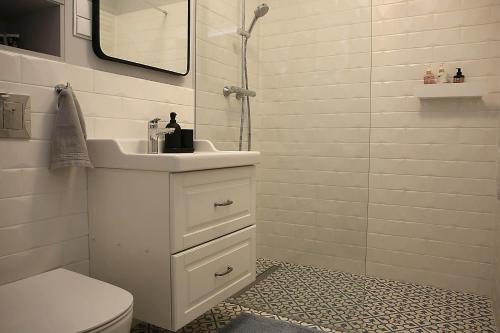 斯诺科Apartamenty nad Zalewem 213的白色的浴室设有水槽和淋浴。