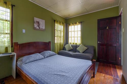 圣何塞Delcafetalcr的一间卧室配有一张床和一张沙发