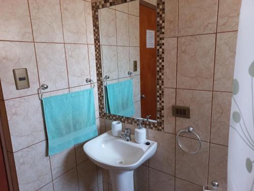 圣佩德罗·德·阿塔卡马Casa Sutar Las Higueras的一间带水槽和镜子的浴室