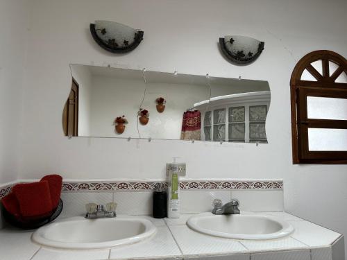 危地马拉安地瓜Casa Los Habitantes Antigua Guatemala的浴室设有2个水槽和镜子