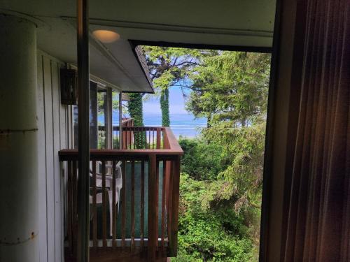 莫克利普斯海洋翠园度假村 的通往海景阳台的开放式门