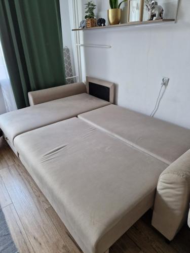 热舒夫Sienkiewicza apartament MULTI HOUSE的沙发旁的一张床位