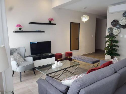 圣多明各Acogedor Apartamento - Regatta Living 2的客厅配有沙发和桌子