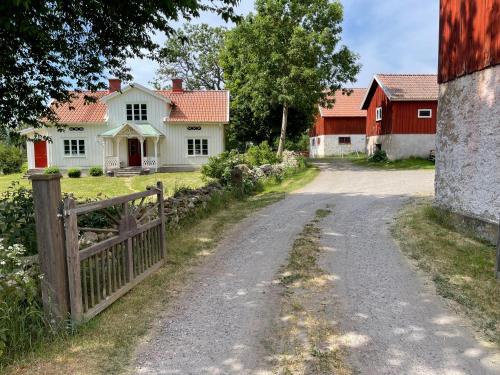 法尔雪平Backgårdens Timmerstuga的房屋前的土路,有栅栏