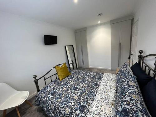 BurscoughIdyllic bungalow, ideal location in West Lancashire的一间卧室配有一张床和一台电视。