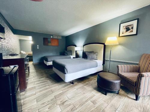 圣安东尼奥Extended Stay SA的酒店客房,配有两张床和椅子
