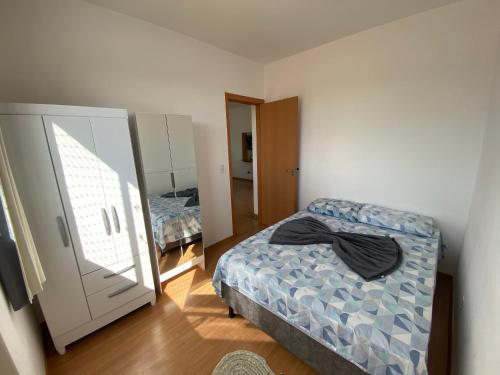 帕尔马斯Apês Palmeira Dourada - Centro de Palmas e Aromaterapia的一间卧室配有两张床和镜子