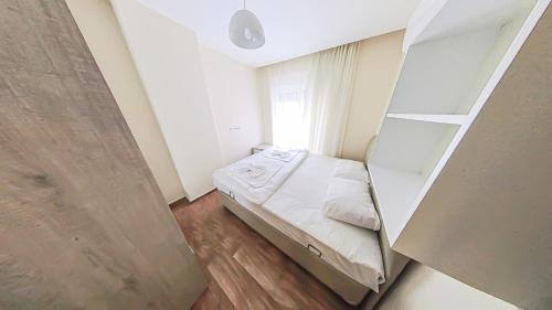 安塔利亚Cozy flat close to Konyaaltı beach '6'的一间小卧室,配有床和窗户