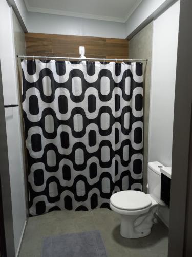 圣博尔雅661 Hospedagem的浴室设有卫生间和黑白淋浴帘。
