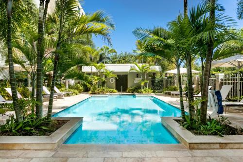 圣胡安圣胡安悦府酒店的一座别墅前方的棕榈树游泳池