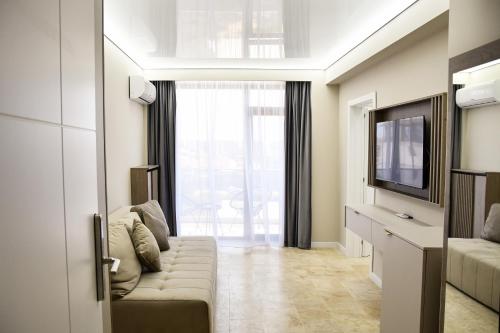 那沃达利AXO Boutique HOTEL by BUILDING STEFAN的带沙发和电视的客厅
