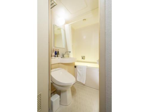 三原市Hotel Yassa - Vacation STAY 08818v的浴室配有卫生间、盥洗盆和浴缸。