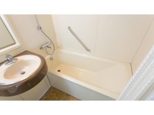 境港市Hotel AreaOne Sakaiminato Marina - Vacation STAY 09684v的浴室配有盥洗盆、卫生间和浴缸。