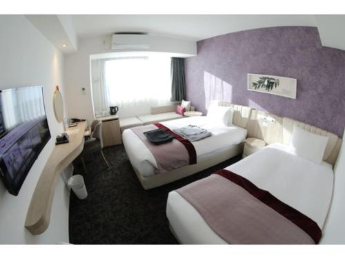 柏市Hotel Torifito Kashiwanoha - Vacation STAY 75948v的酒店客房配有两张床和一张书桌