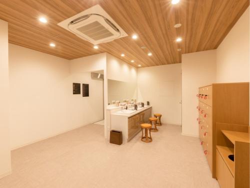 柏市Hotel Torifito Kashiwanoha - Vacation STAY 75948v的浴室配有盥洗盆和带天花板的梳妆台。