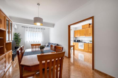 纳扎雷Porto Santo Apartment的厨房以及带桌椅的用餐室。