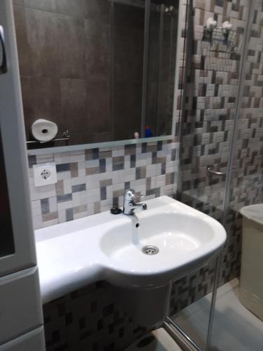 普埃尔托德尔松Casa vacacional的浴室配有白色水槽和淋浴。