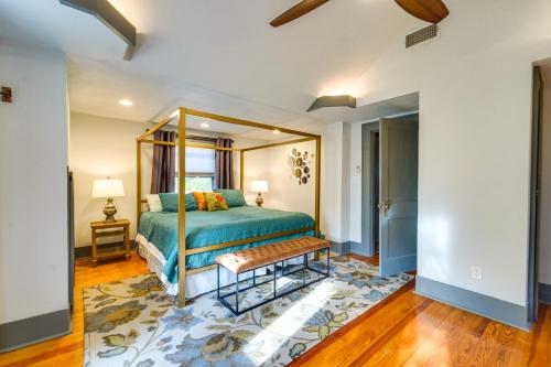 拉伯克Renovated Lubbock Home - Walk to Texas Tech!的一间卧室配有一张带大镜子的床