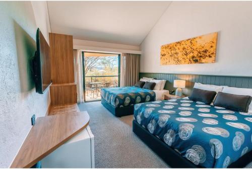 国王峡谷Discovery Resorts - Kings Canyon的酒店客房设有两张床和电视。