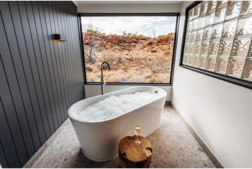 国王峡谷Discovery Resorts - Kings Canyon的带浴缸的浴室和窗户