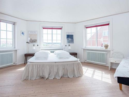 曲博伦Holiday home Thyborøn VI的一间大型白色客房,配有一张大床