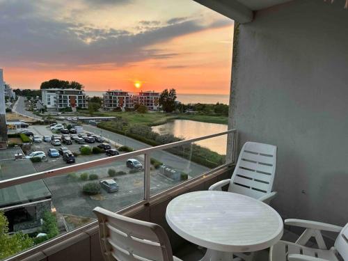 海利根港Seaview, Beach, Sunsets, Nature的市景阳台配有桌椅。