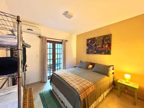 伦索伊斯Apartamento Chapada Diamantina的一间卧室配有一张床和一张双层床。