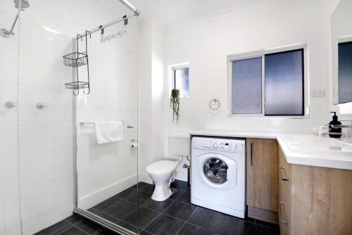 科夫斯港Ocean Spray 7的浴室配有卫生间、盥洗盆和洗衣机。
