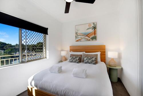 科夫斯港Ocean Spray 7的白色的卧室设有一张大床和一个窗户