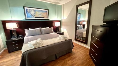 默特尔比奇Highest Ocean Front View的酒店客房设有一张床和一面大镜子