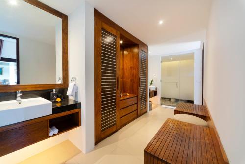 坎古Adepa Resort的一间带水槽和镜子的浴室