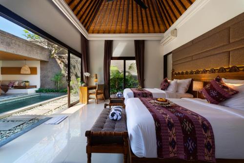 坎古Adepa Resort的一间带两张床的卧室和一个游泳池