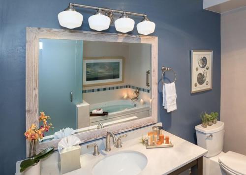 坎布里亚砂卵石酒店的一间带水槽和大镜子的浴室