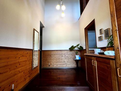 赤尾木奄美大島の一棟貸切のヴィラAmalog アマログ的开放式走廊,铺有木地板,设有门