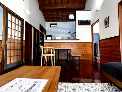 赤尾木奄美大島の一棟貸切のヴィラAmalog アマログ的一间带桌子的客厅和一间厨房