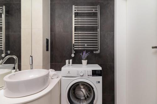 克拉科夫Apartment with Mezzanine - Ariańska 14 by Renters的一间带洗衣机和水槽的浴室