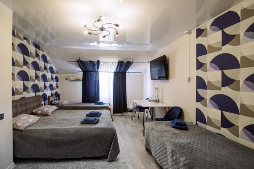 HaysynГотель Гайсин «Тіроль»的客房设有两张床、一张桌子和一扇窗户。