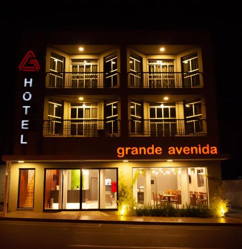 帕特罗西尼乌Grande Avenida Hotel的夜幕 ⁇ 染了一家宏伟的大道酒店
