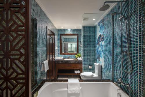 宁平宁平隐秘魅力度假酒店的带浴缸、卫生间和盥洗盆的浴室