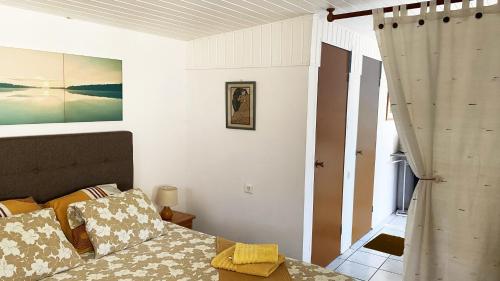 MahinaMahina's Lodge的一间小卧室,配有床和窗户